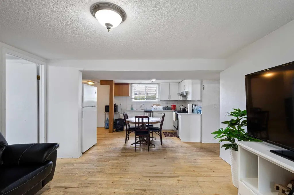 1527 46 Street SE Calgary AB T2A 1N7