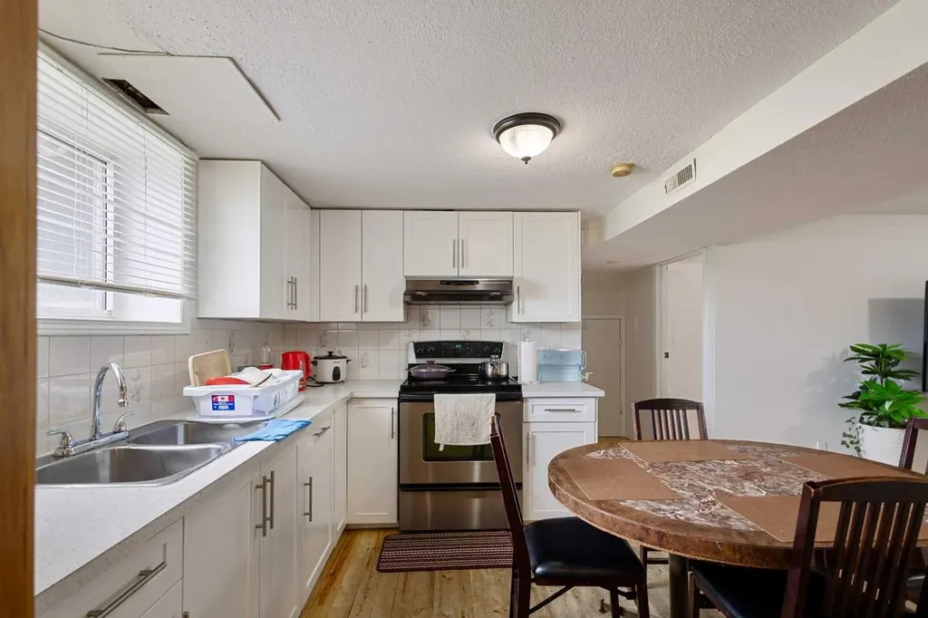 1527 46 Street SE Calgary AB T2A 1N7