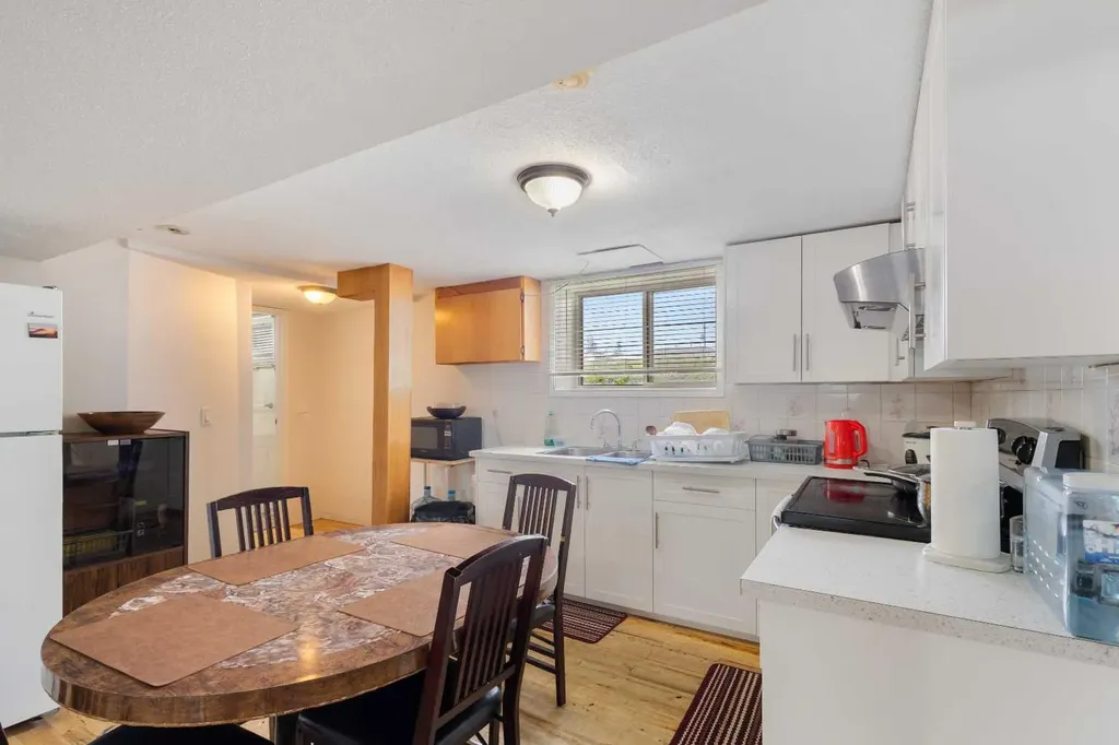 1527 46 Street SE Calgary AB T2A 1N7