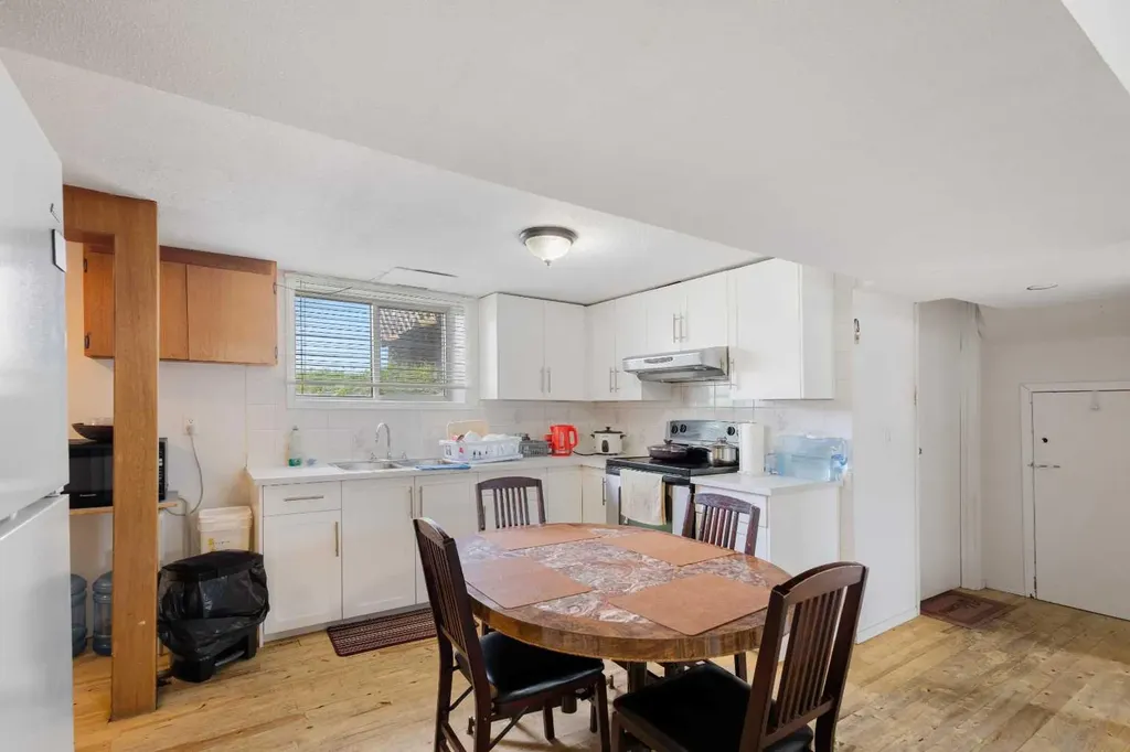 1527 46 Street SE Calgary AB T2A 1N7