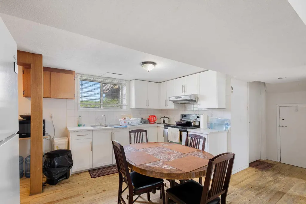1527 46 Street SE Calgary AB T2A 1N7