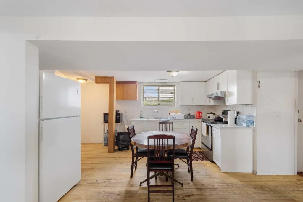 1527 46 Street SE Calgary AB T2A 1N7