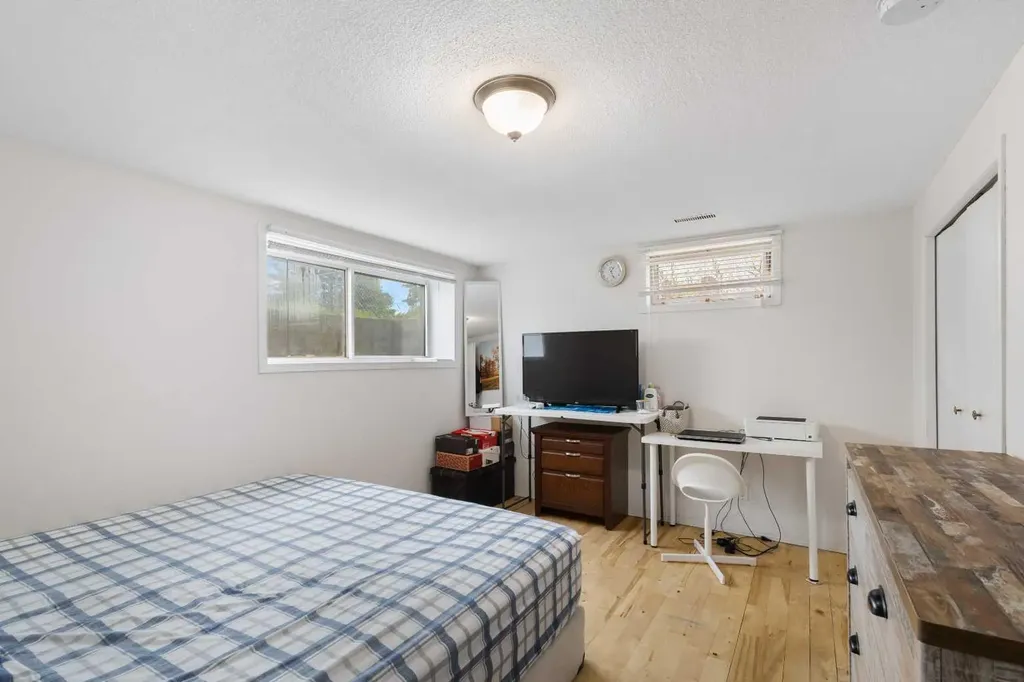 1527 46 Street SE Calgary AB T2A 1N7