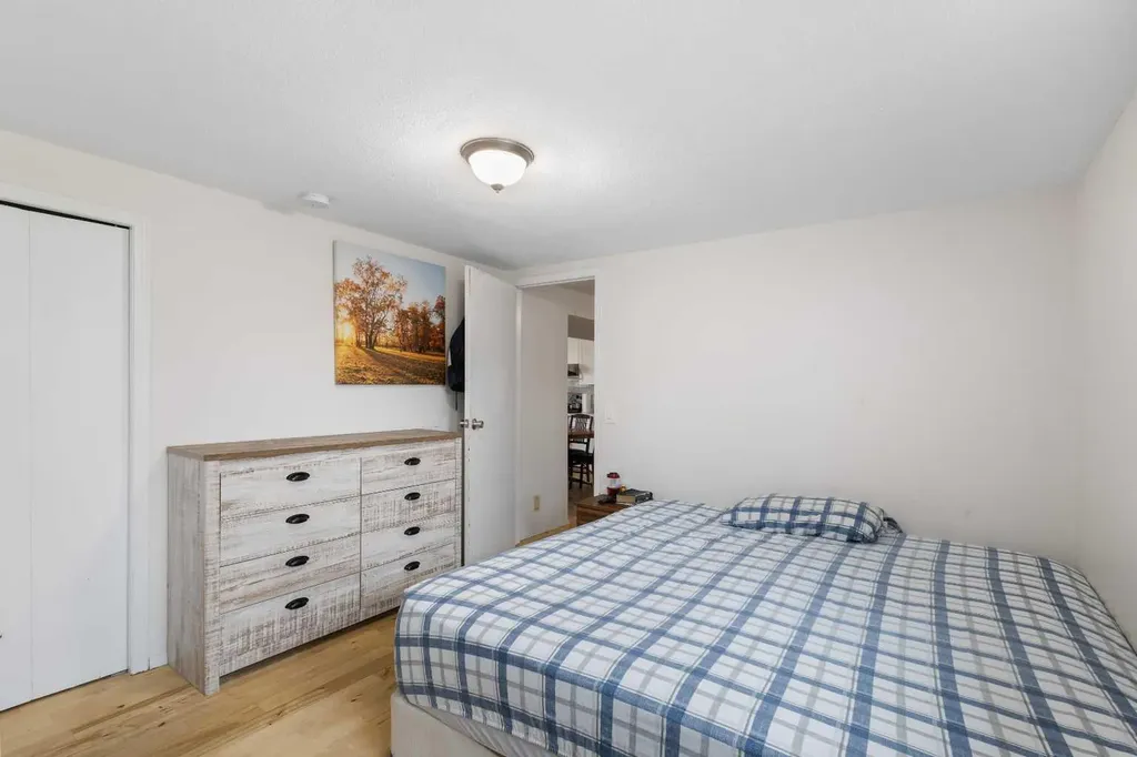 1527 46 Street SE Calgary AB T2A 1N7
