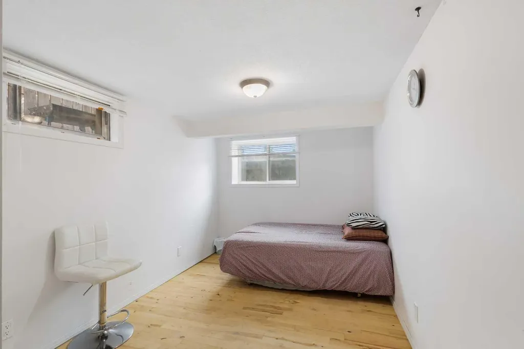 1527 46 Street SE Calgary AB T2A 1N7