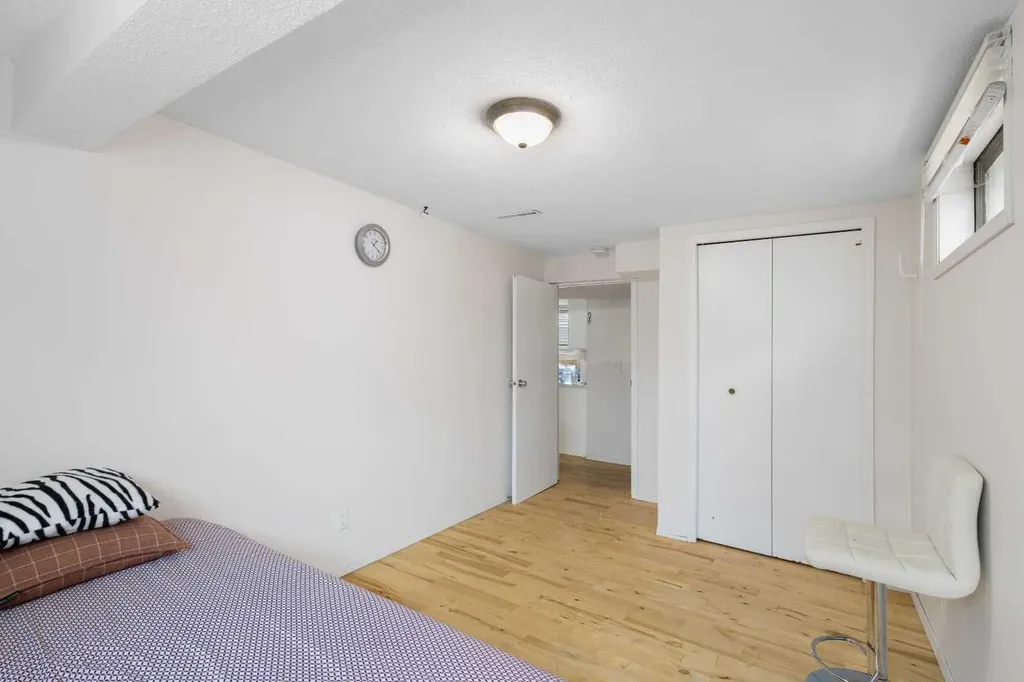 1527 46 Street SE Calgary AB T2A 1N7