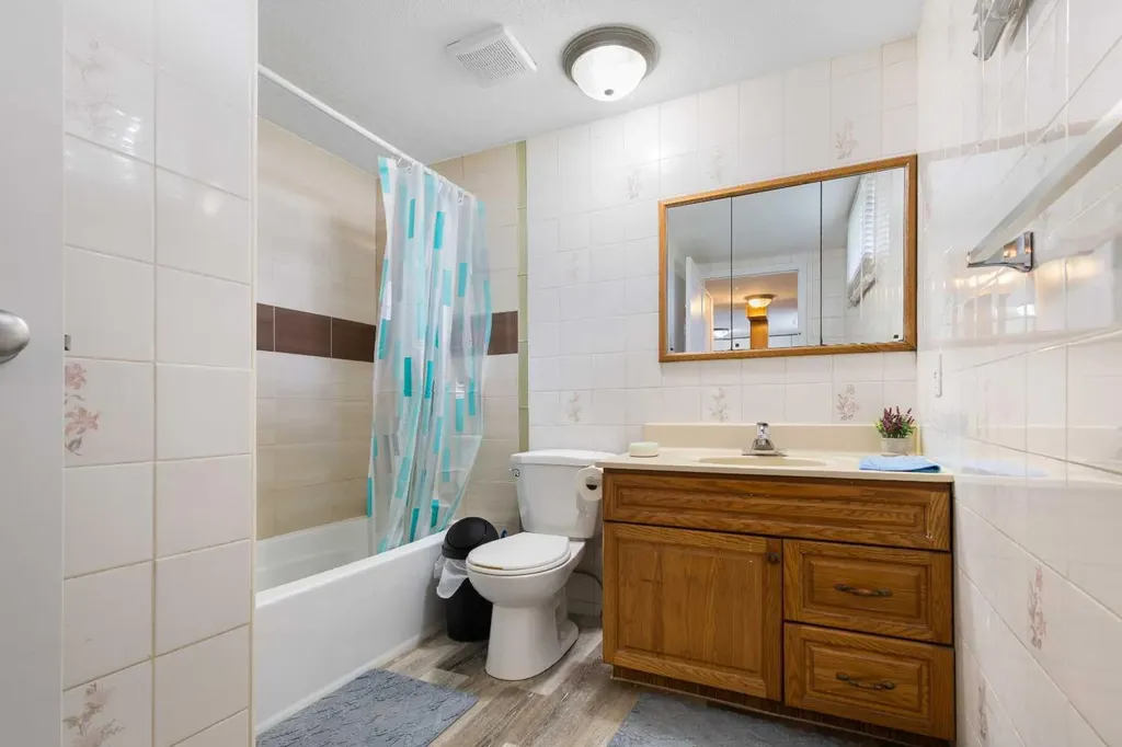 1527 46 Street SE Calgary AB T2A 1N7