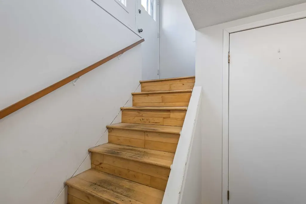 1527 46 Street SE Calgary AB T2A 1N7