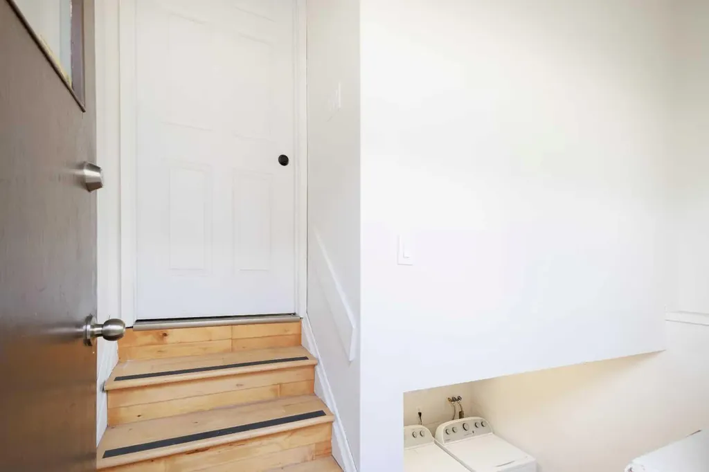1527 46 Street SE Calgary AB T2A 1N7
