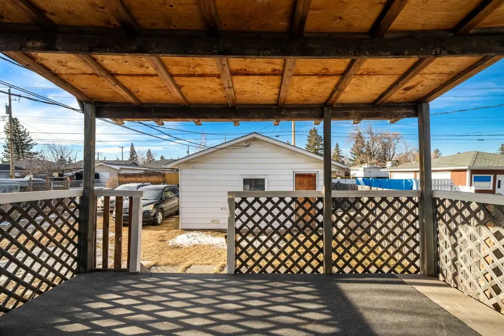 1527 46 Street SE Calgary AB T2A 1N7