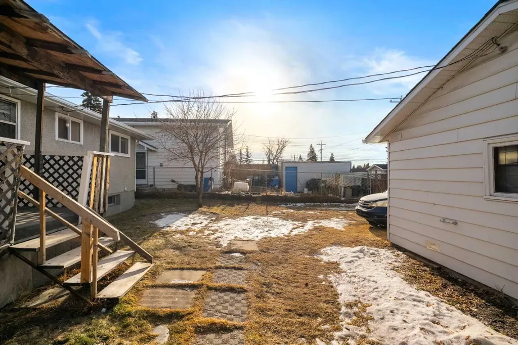 1527 46 Street SE Calgary AB T2A 1N7