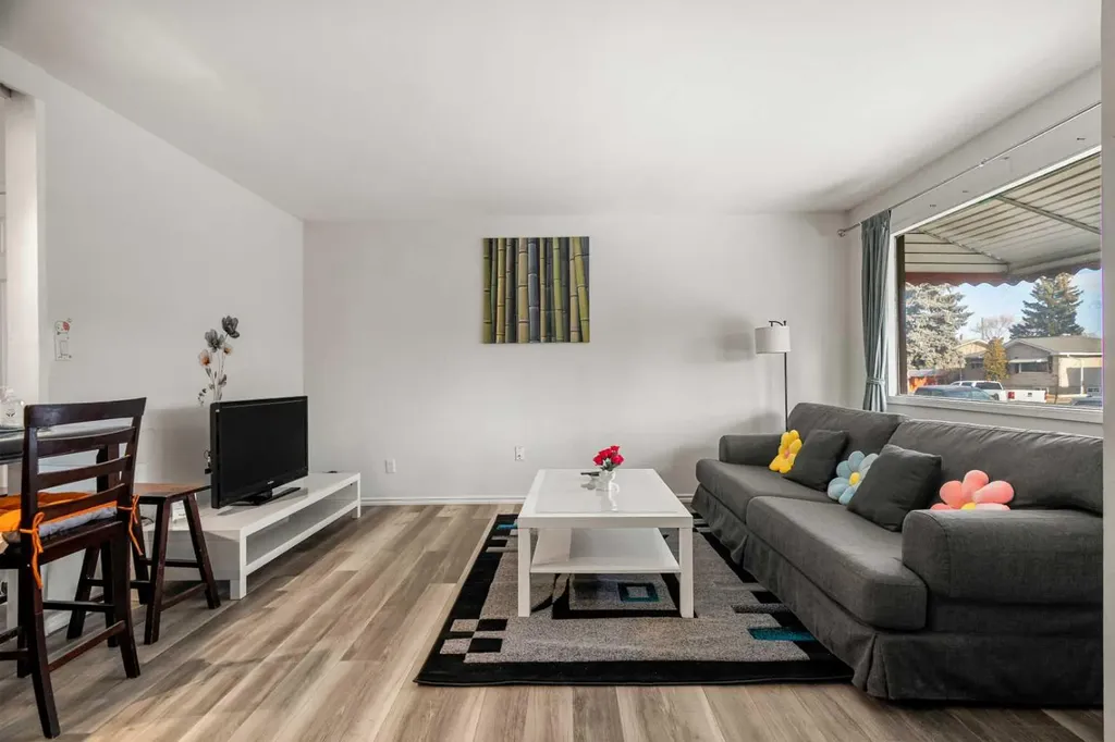 1527 46 Street SE Calgary AB T2A 1N7