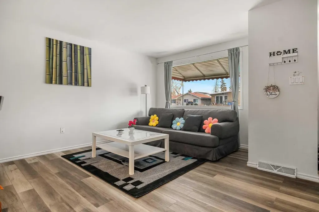 1527 46 Street SE Calgary AB T2A 1N7