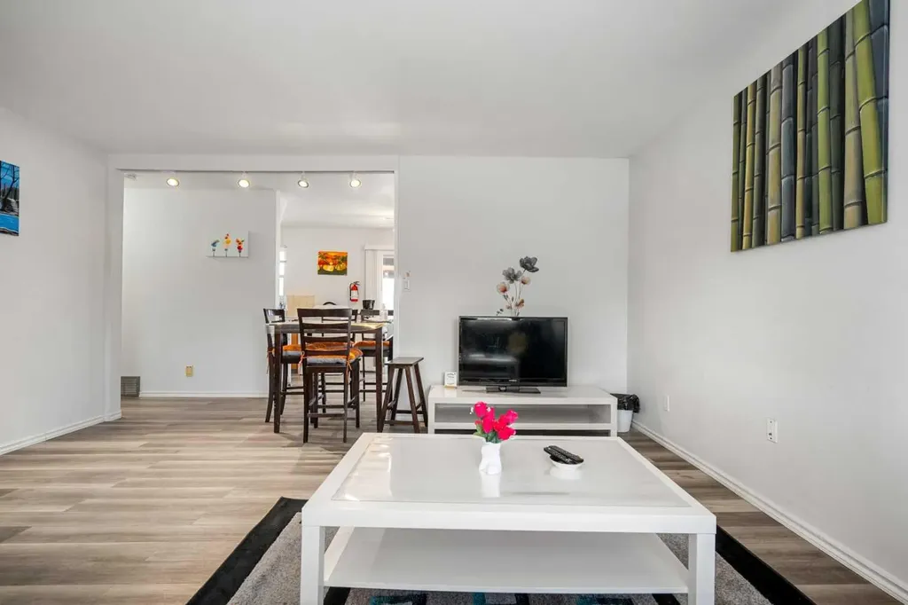 1527 46 Street SE Calgary AB T2A 1N7