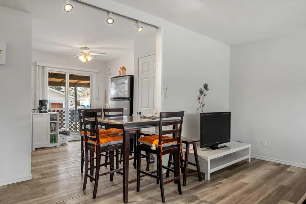 1527 46 Street SE Calgary AB T2A 1N7