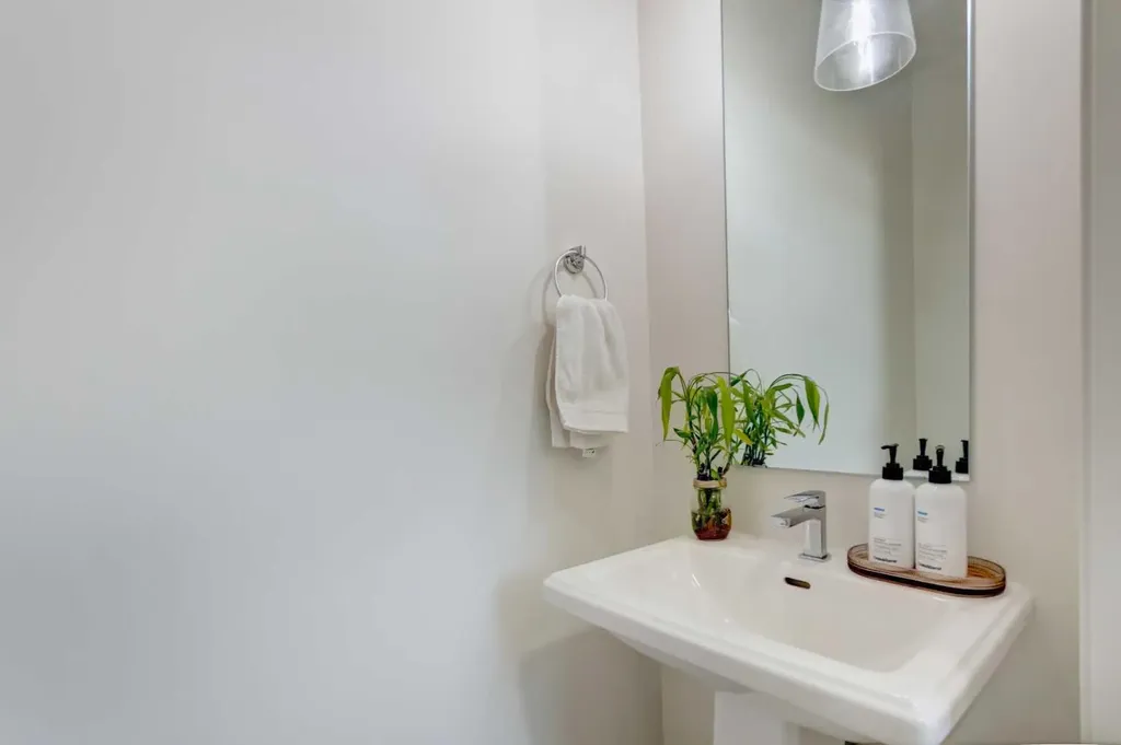 30 Creekside Manor SW Calgary AB T2X 5S2