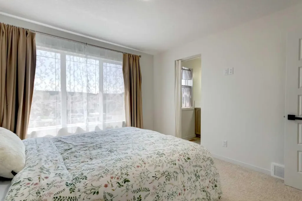 30 Creekside Manor SW Calgary AB T2X 5S2