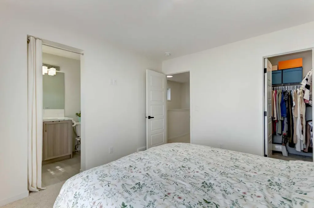 30 Creekside Manor SW Calgary AB T2X 5S2