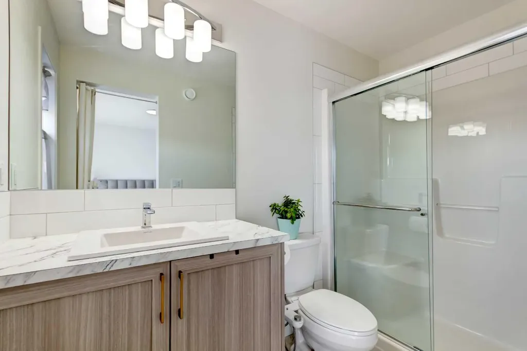 30 Creekside Manor SW Calgary AB T2X 5S2