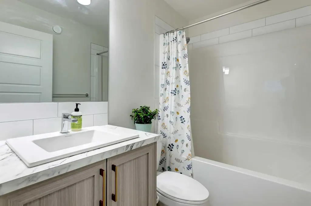30 Creekside Manor SW Calgary AB T2X 5S2