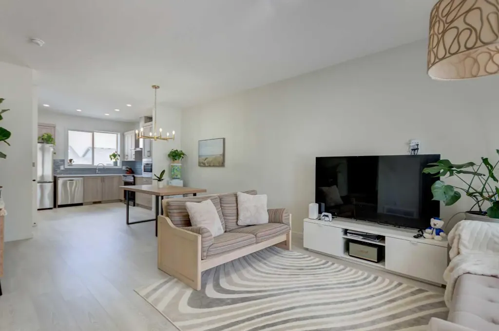 30 Creekside Manor SW Calgary AB T2X 5S2