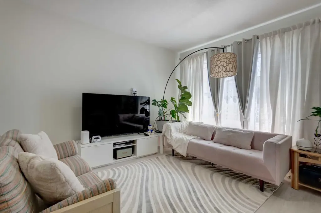 30 Creekside Manor SW Calgary AB T2X 5S2