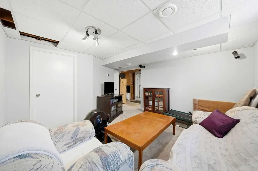 442 Queensland Place SE Calgary AB T2J 5C9