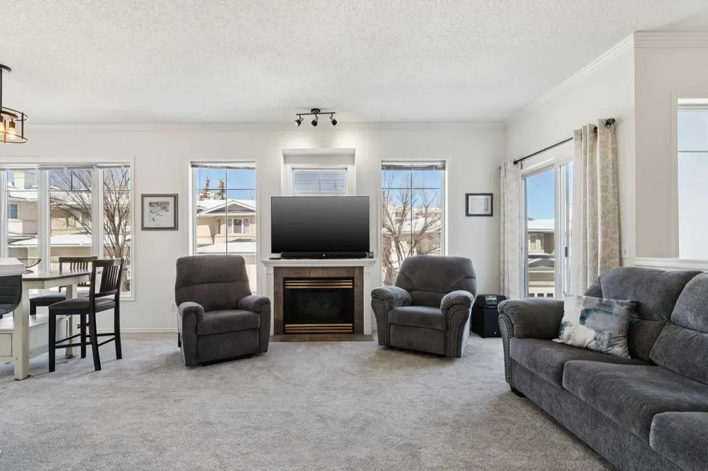 40 Edgeridge Terrace NW Calgary AB T3A 6C2