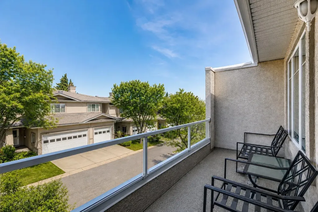 40 Edgeridge Terrace NW Calgary AB T3A 6C2