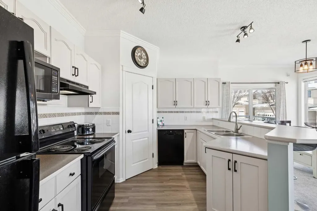 40 Edgeridge Terrace NW Calgary AB T3A 6C2