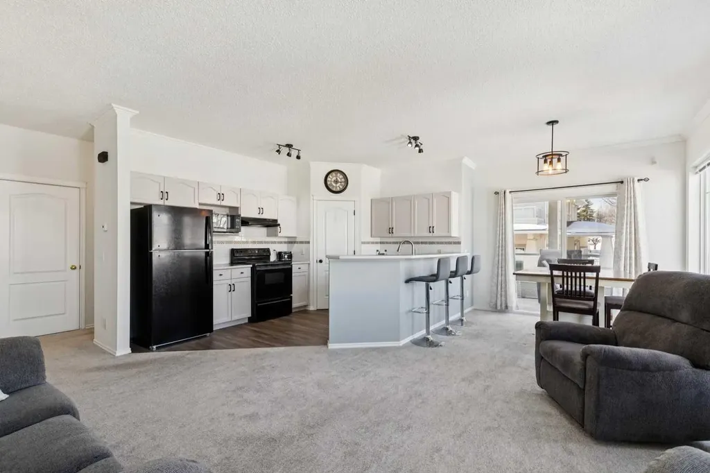 40 Edgeridge Terrace NW Calgary AB T3A 6C2