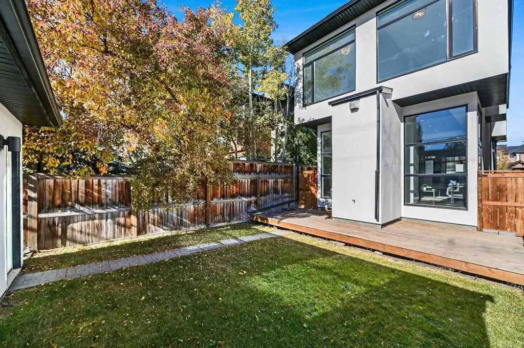 2115 Bowness Road NW Calgary AB T2N 3L2