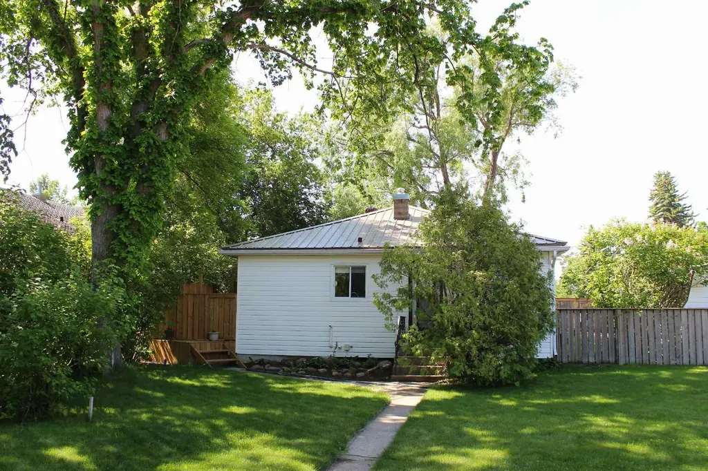 31 Spruce Avenue W Brooks AB T1R 0A2