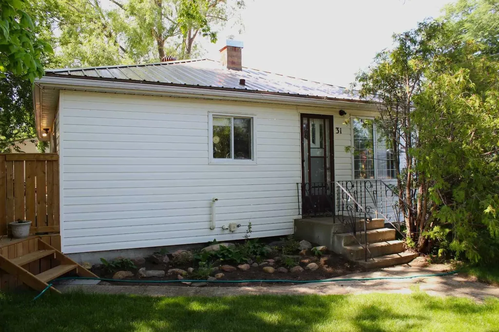31 Spruce Avenue W Brooks AB T1R 0A2