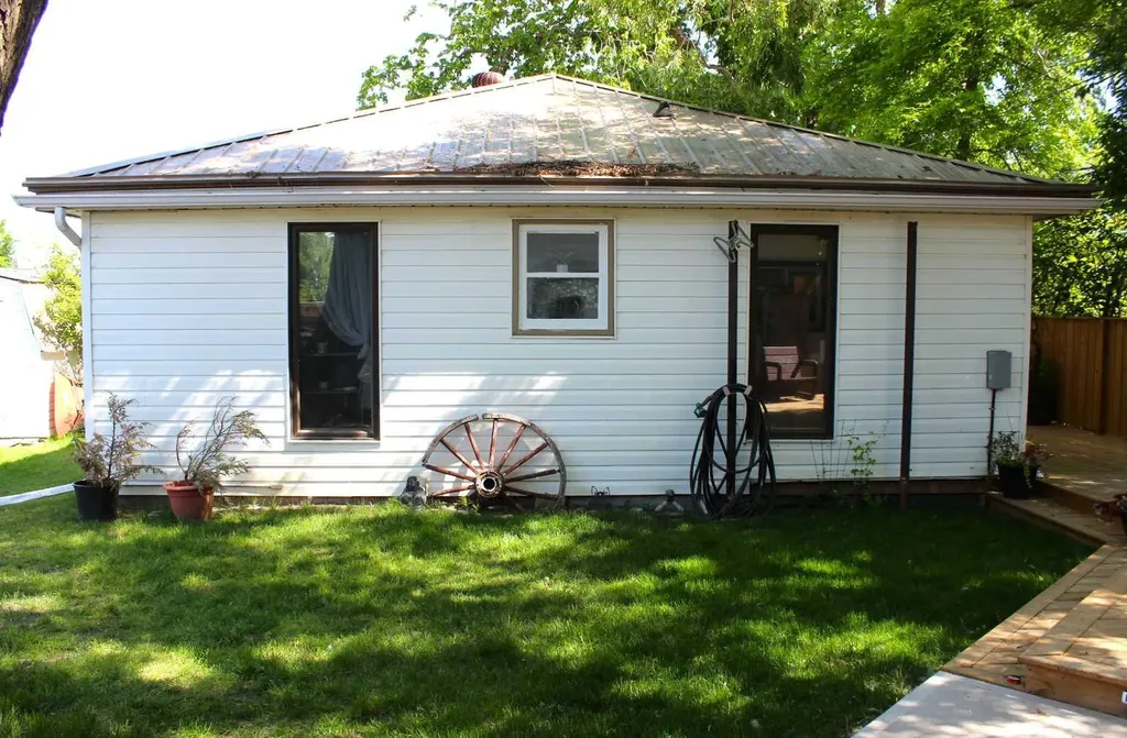 31 Spruce Avenue W Brooks AB T1R 0A2