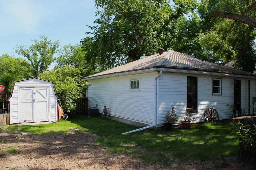 31 Spruce Avenue W Brooks AB T1R 0A2