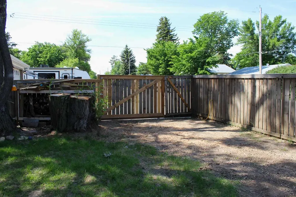 31 Spruce Avenue W Brooks AB T1R 0A2