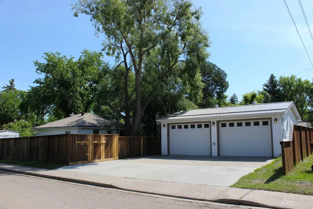 31 Spruce Avenue W Brooks AB T1R 0A2
