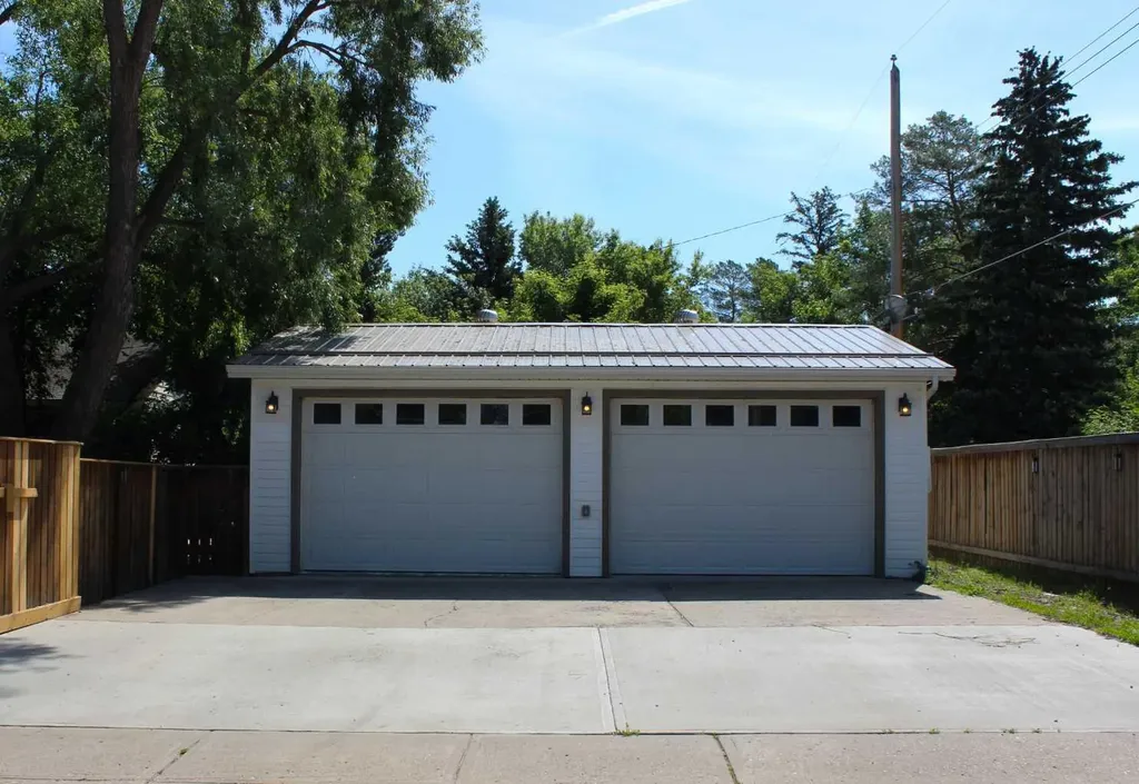 31 Spruce Avenue W Brooks AB T1R 0A2