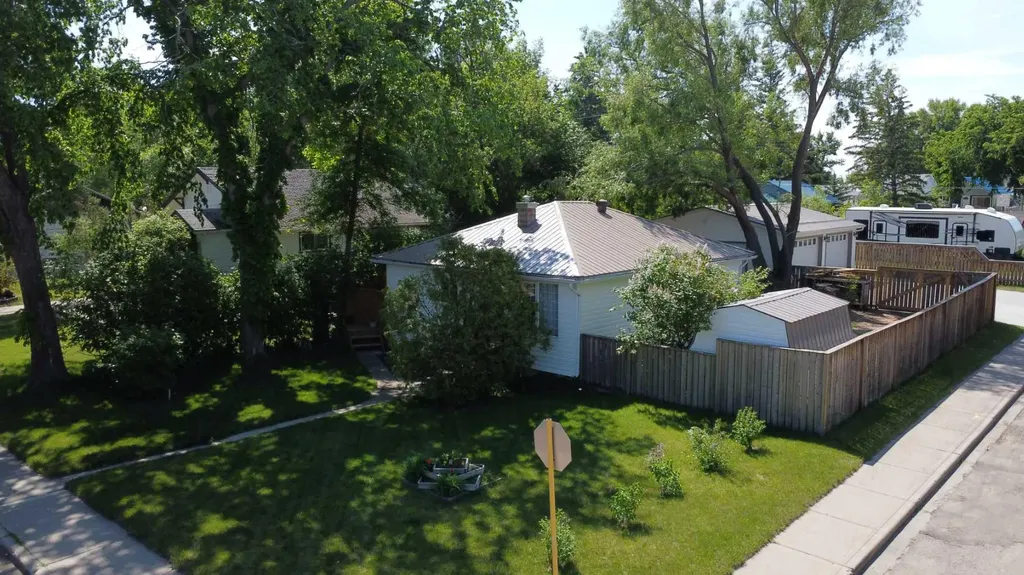 31 Spruce Avenue W Brooks AB T1R 0A2