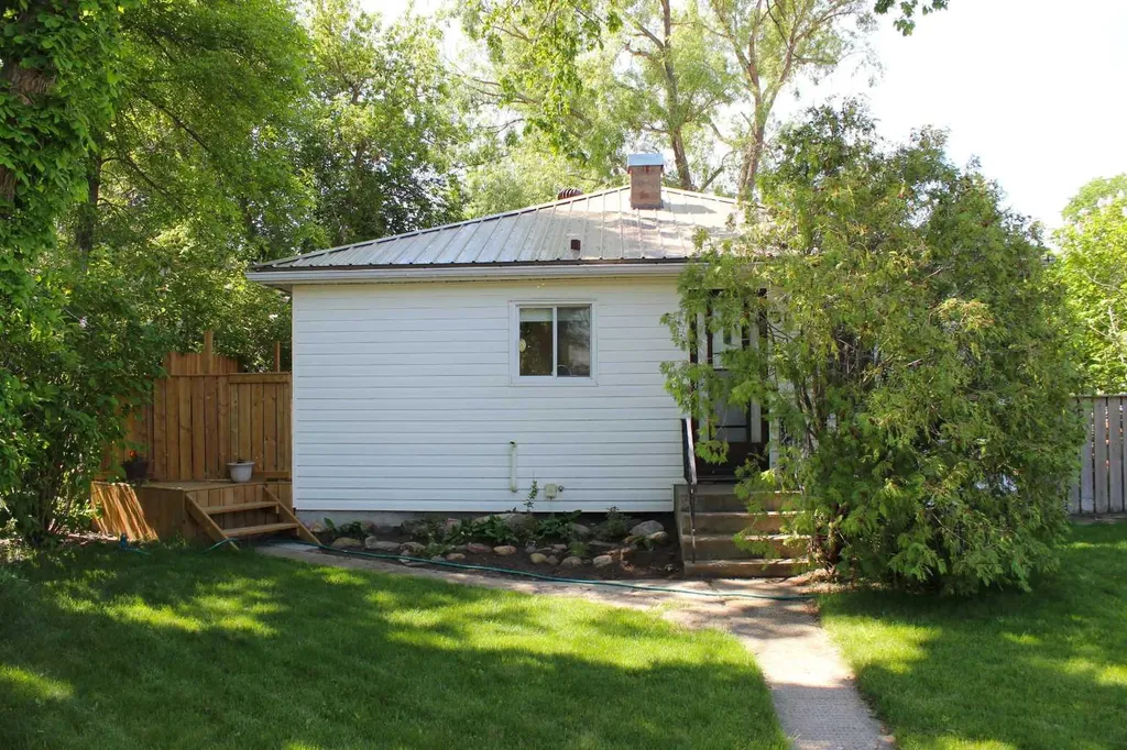31 Spruce Avenue W Brooks AB T1R 0A2