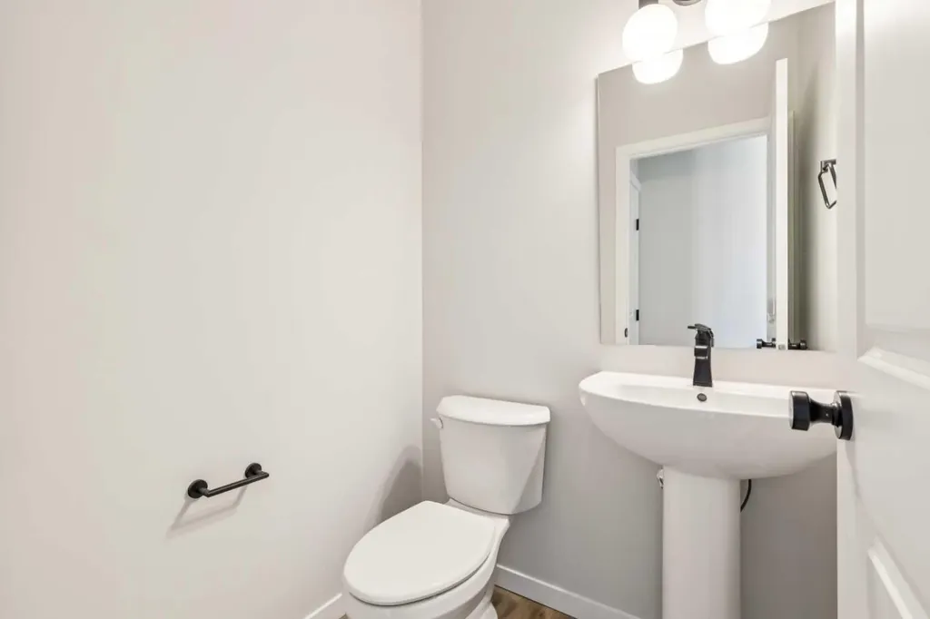 30 Hotchkiss Gardens SE Calgary AB T3S 0T5
