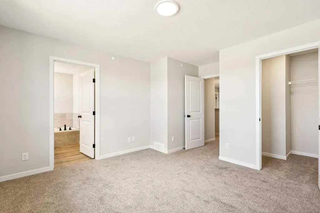 30 Hotchkiss Gardens SE Calgary AB T3S 0T5