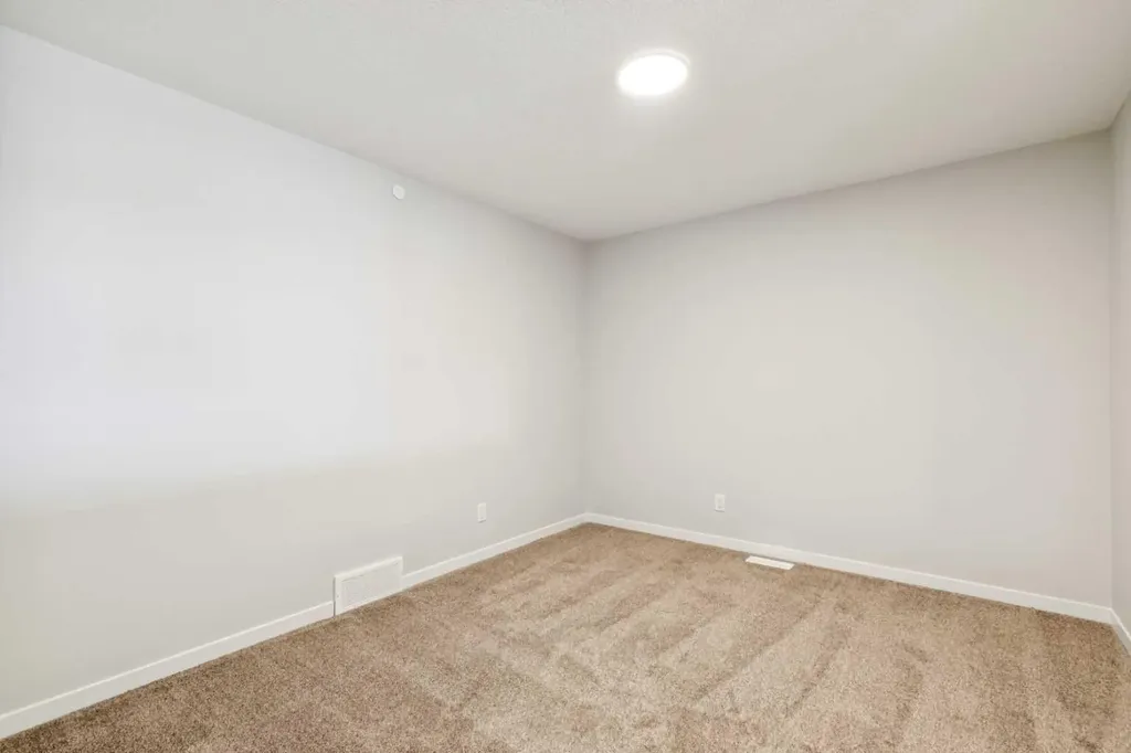 30 Hotchkiss Gardens SE Calgary AB T3S 0T5