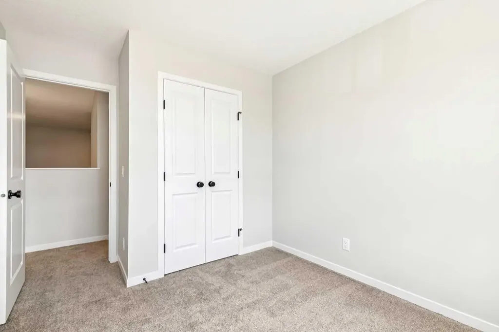 30 Hotchkiss Gardens SE Calgary AB T3S 0T5