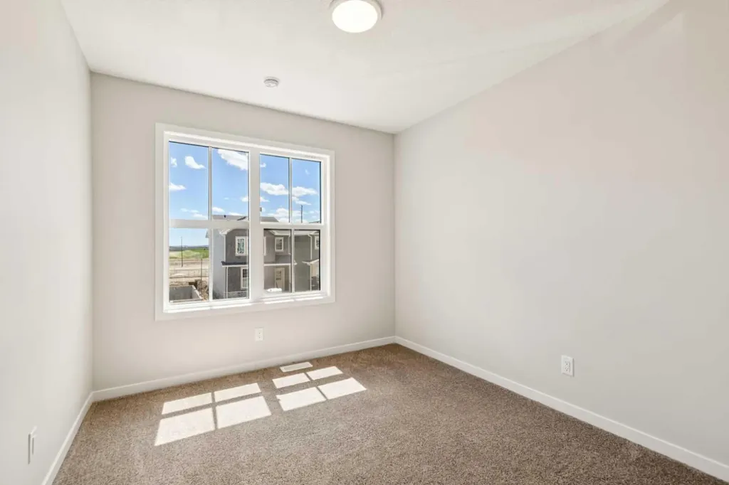 30 Hotchkiss Gardens SE Calgary AB T3S 0T5