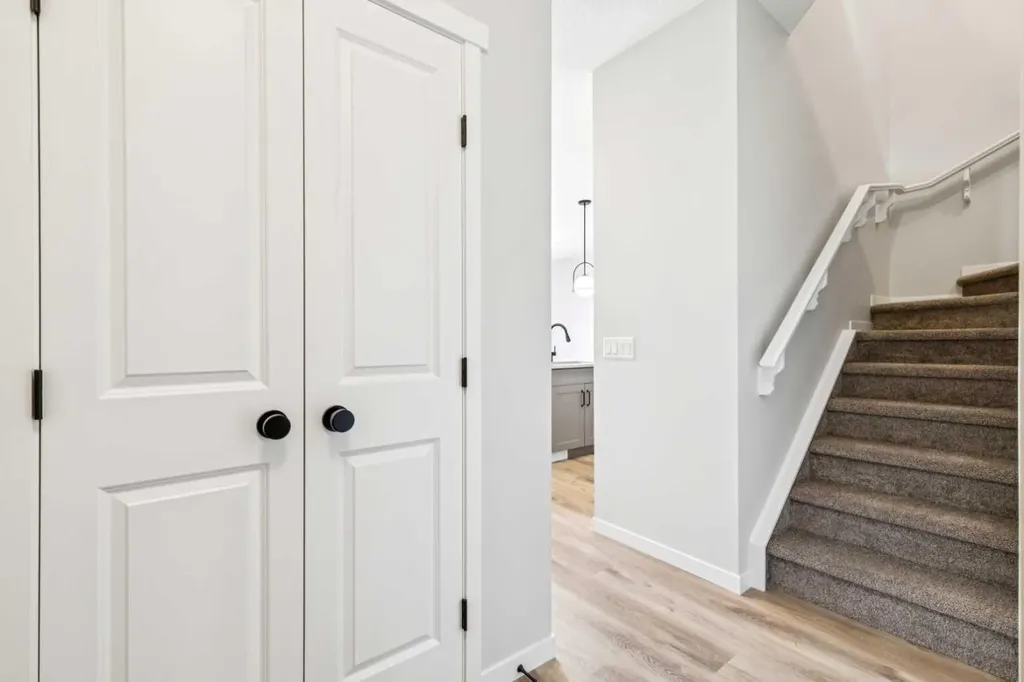 30 Hotchkiss Gardens SE Calgary AB T3S 0T5