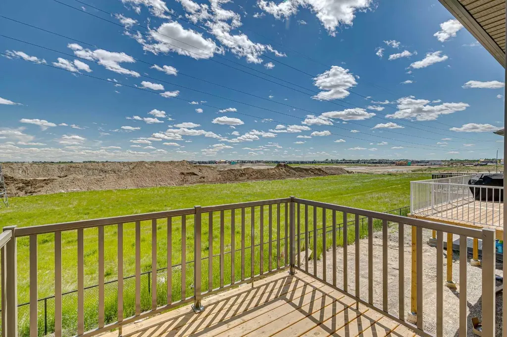 386 Hotchkiss Manor SE Calgary AB T3S 0J9