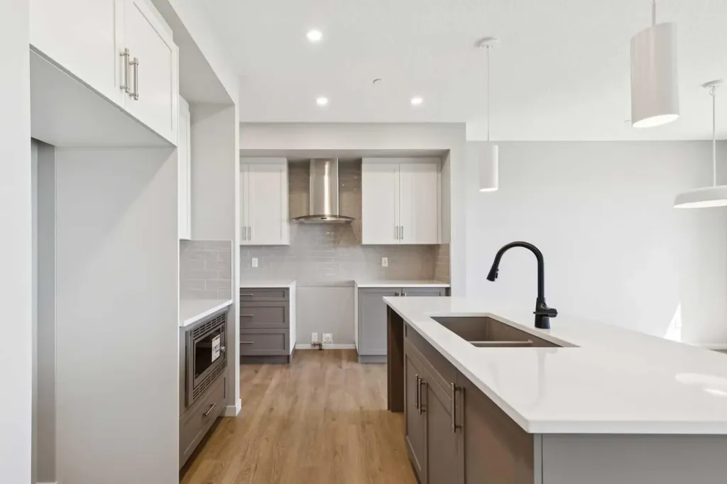 386 Hotchkiss Manor SE Calgary AB T3S 0J9