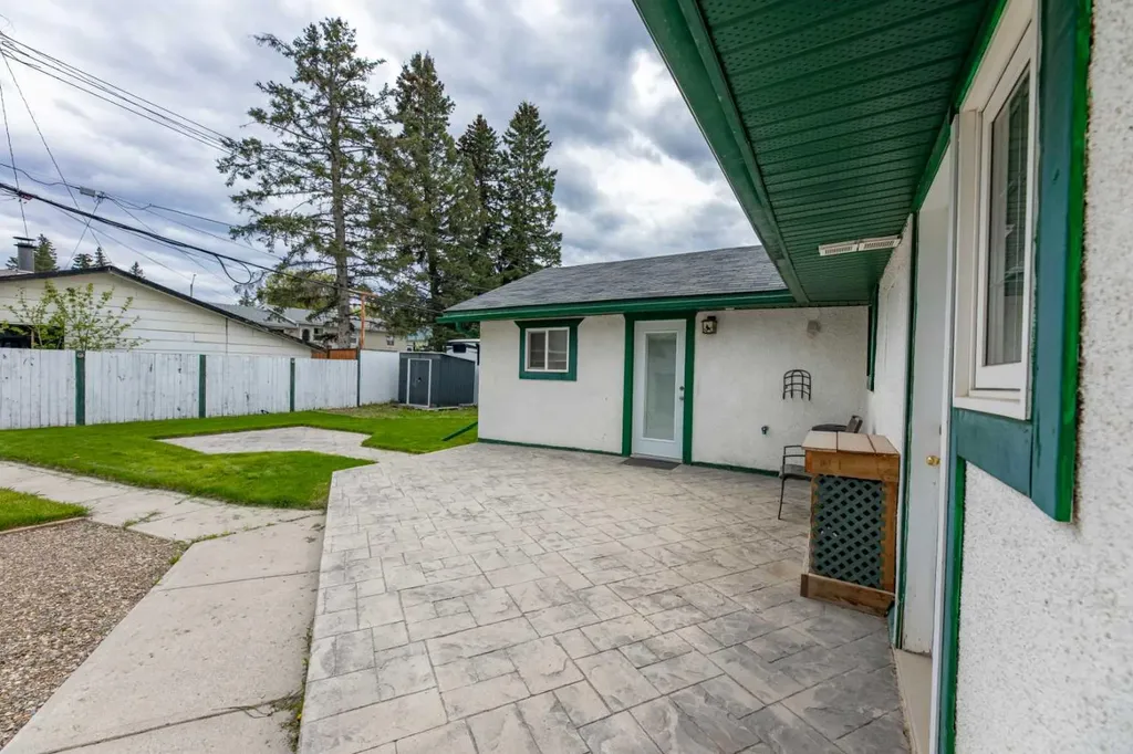 114 Poboktan Road Hinton AB T7V 1G6